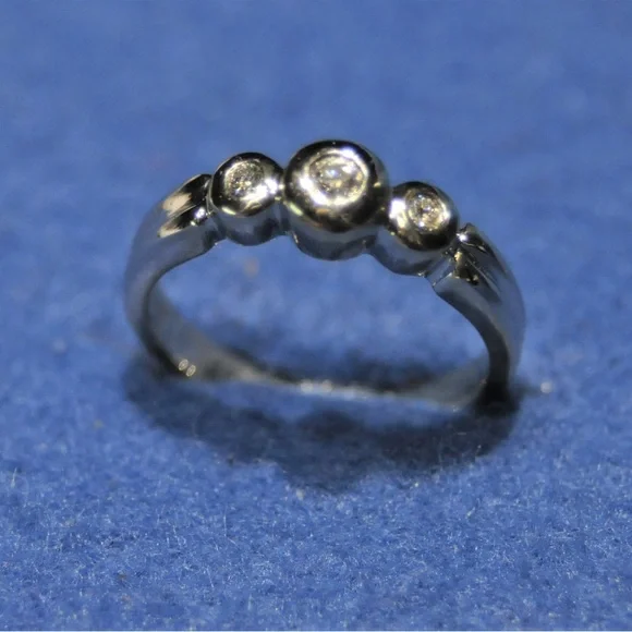 1 3/8 CTW Natural Round Diamond 3-Stone Anniversary Ring